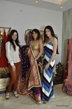 Aashka Goradia, Sucheta Sharma, Amy Billimoria at Amy Milloria_s Womens day fashion event in Mumbai on 5th March 2013 (50).JPG